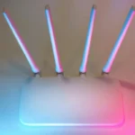 Router WiFi putih dengan empat antena memancarkan sinyal nirkabel